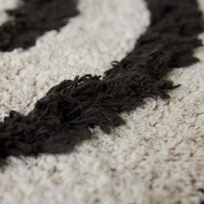 detail round high and low pile black and white bathmat