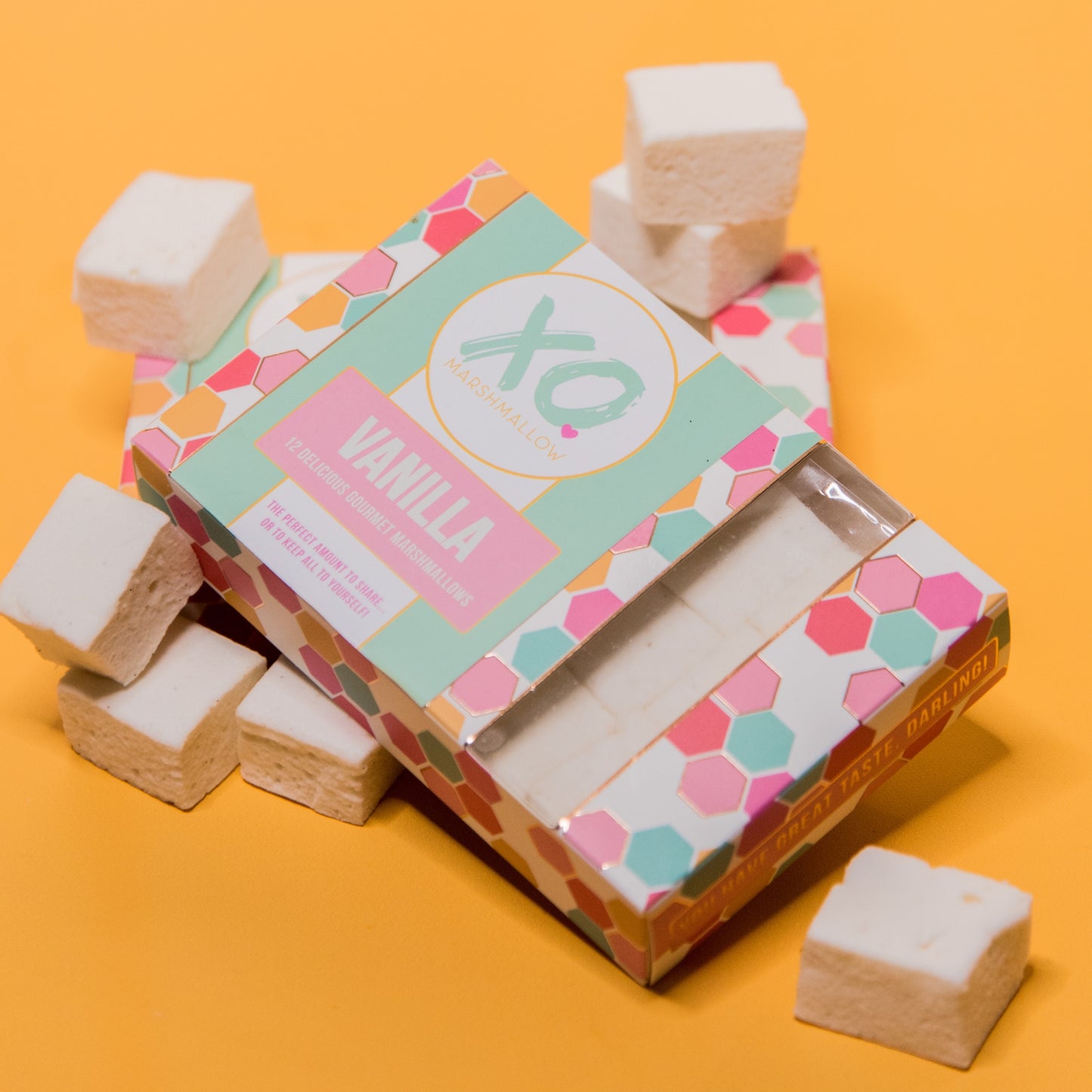 gift box with pastel colors and 12 marshmallows with vanilla taste
